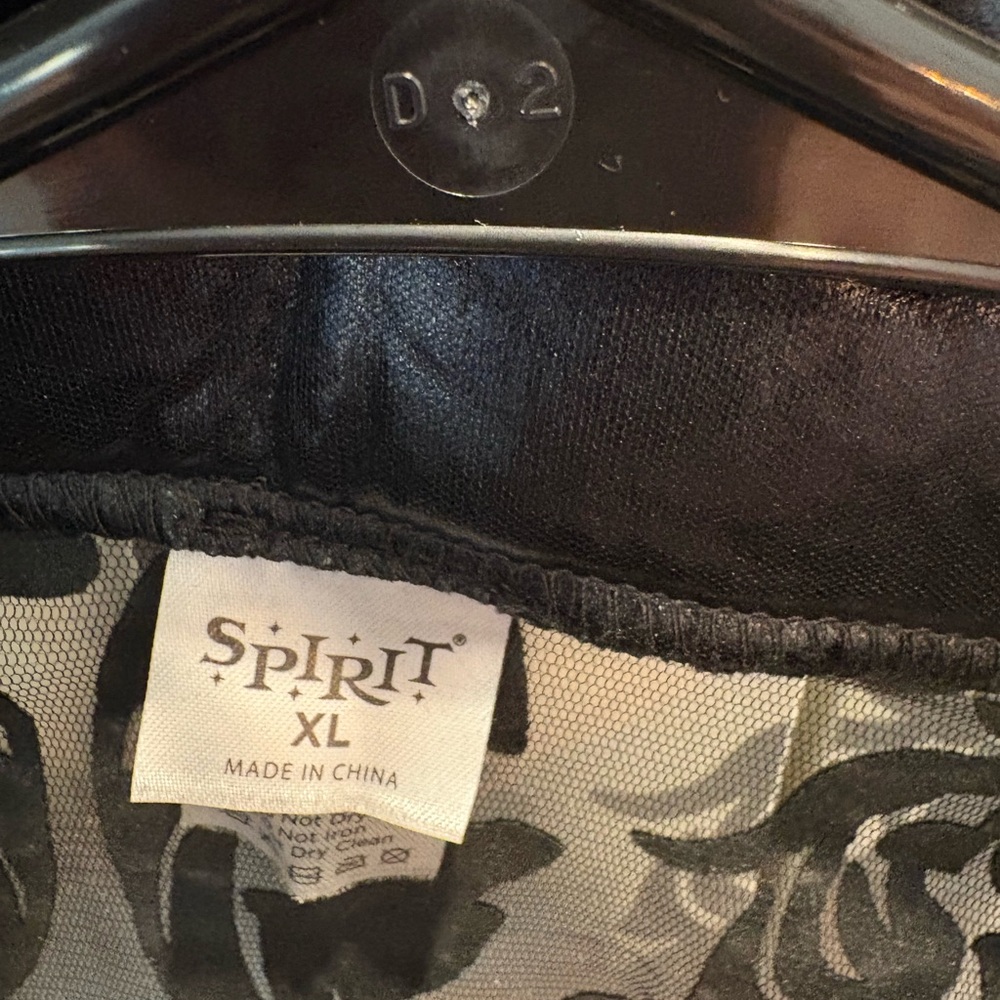 XL Spirit Halloween Vampire Capelet with a crown collar. - Picture 5 of 5